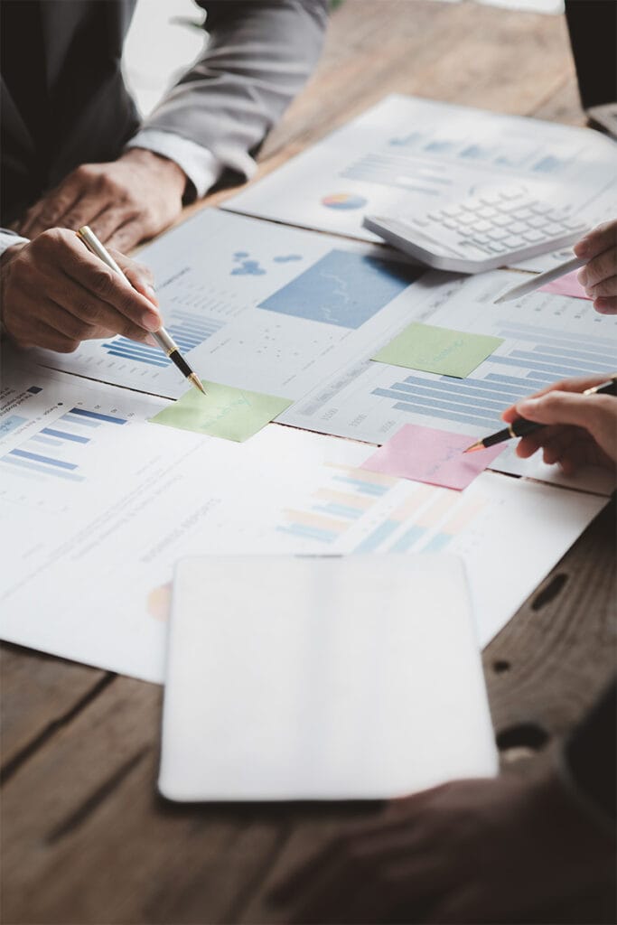 Équipe planifiant la structure d’un site onepage sur graphiques